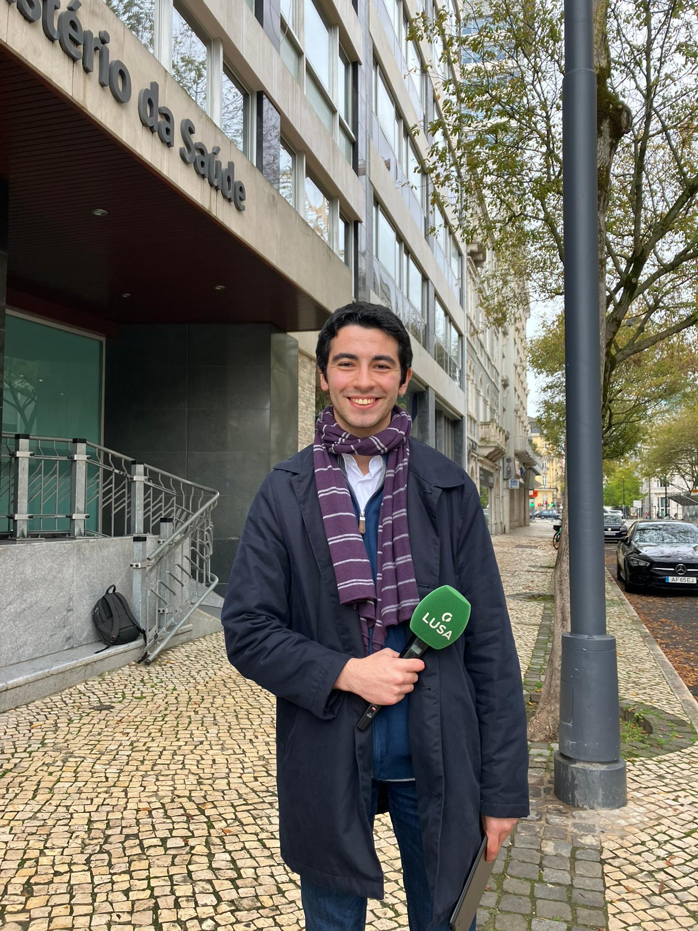 Saída em reportagem junto às instalações do Ministério da Saúde, em Lisboa (2022)